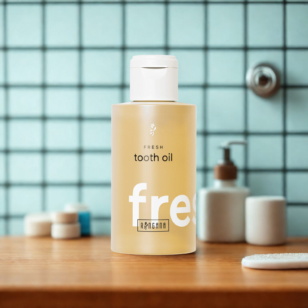 Eine Flasche Ringana Fresh Tooth Oil steht auf einem hölzernen Badezimmertisch, mit einer gefliesten Wand, Toilettenartikeln und einem Wasserhahn im Hintergrund - perfekt für diejenigen, die RINGANA Produkte bestellen für ihre tägliche Routine suchen.
