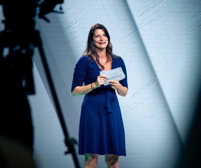 RINGANA Partner werden, Stefanie Rensch erzählt auf der Bühne ihre RINGANA Erfahrungen.
